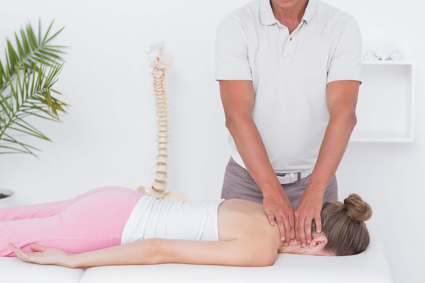 Badanie kręgosłupa przez osteopatę w gabinecie Rehios